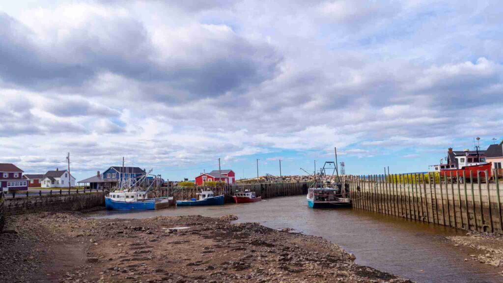 explore Nova Scotia blog featured image, boats at low tide at Harbourville