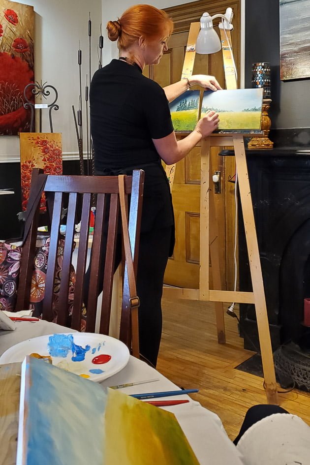 Kelly Mitchelmore demonstrating her painting style in her master class. One of many Nova Scotia Artists